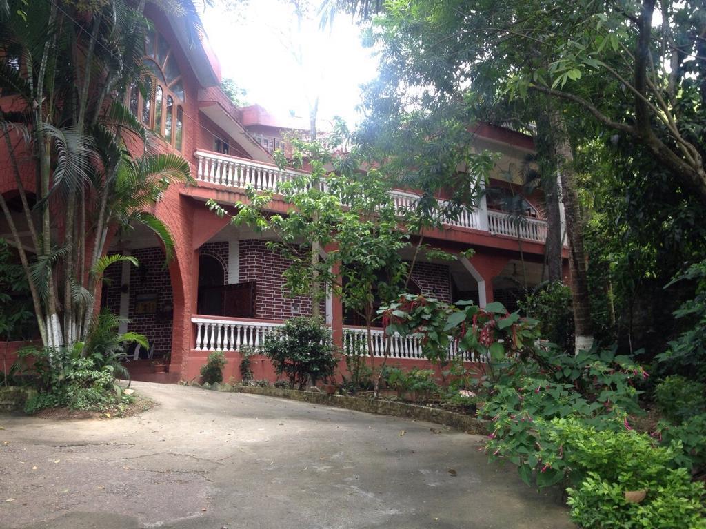Hilltop Lodge Guwahati Bilik gambar
