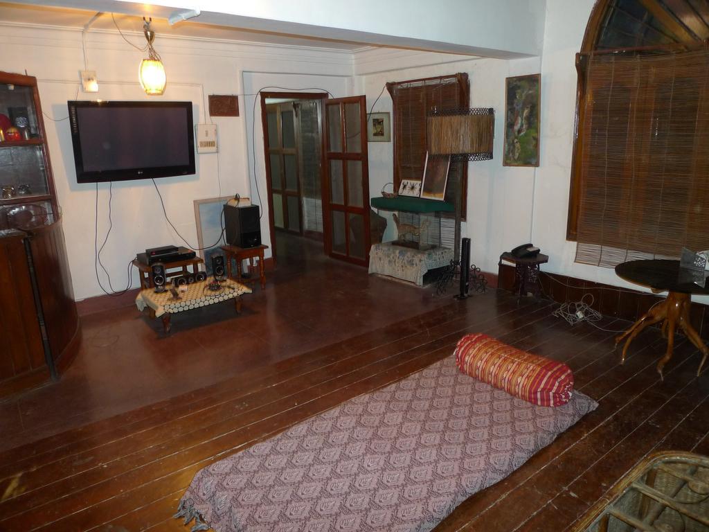 Hilltop Lodge Guwahati Bilik gambar