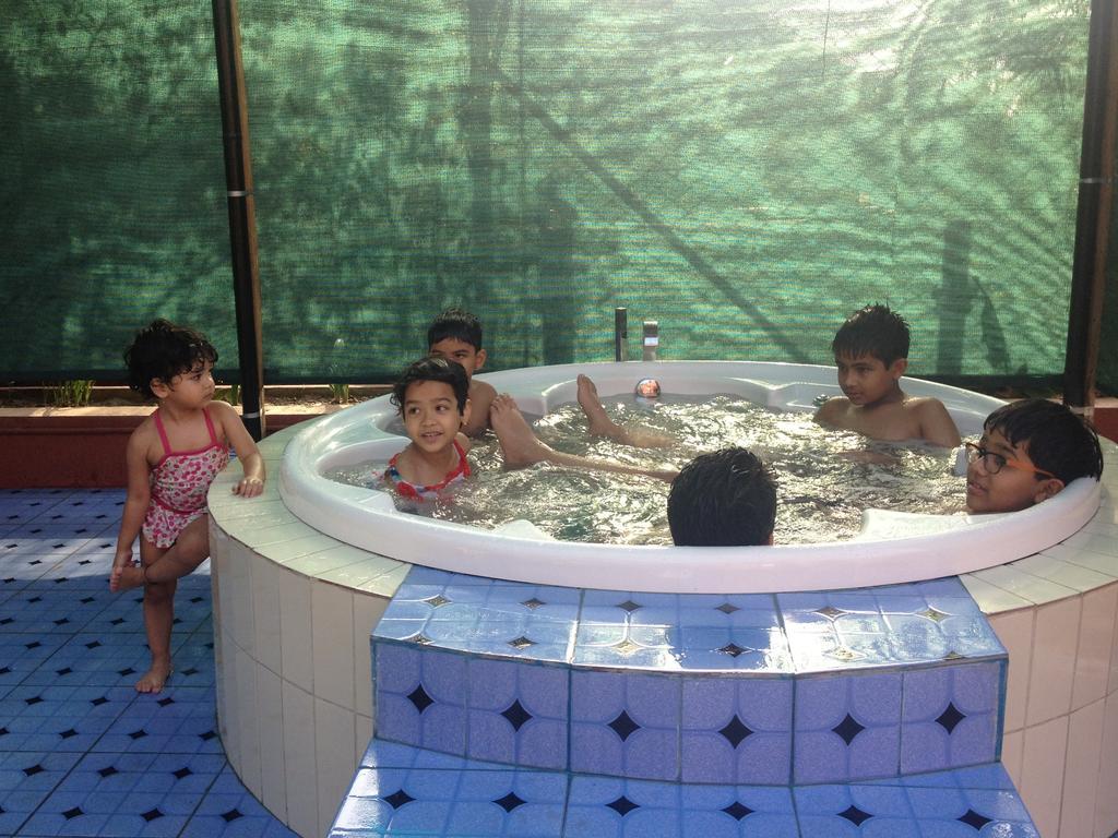 Hilltop Lodge Guwahati Bilik gambar